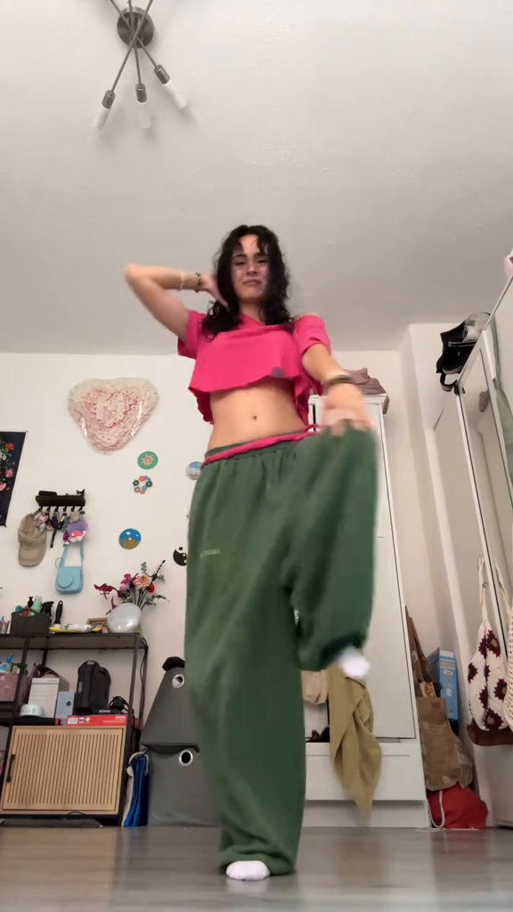 TikTok video: #dancechallenge #viraldance #trendingdance #dancetrend #lesserafim